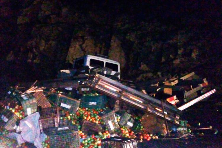 Após colidir em um carro, o caminhão se chocou contra um paredão (Foto: Reprodução | Jacobina Notícias)