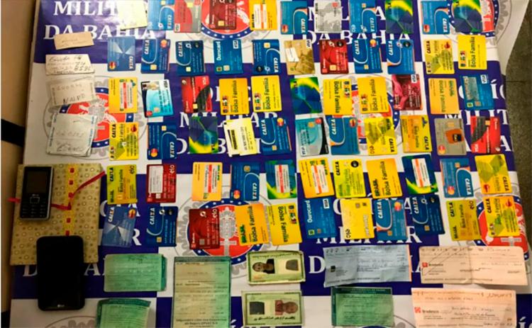 Suspeito teria conseguido os cartões por meio de vítimas de agiotagem (Foto: Divulgação | Polícia Civil)