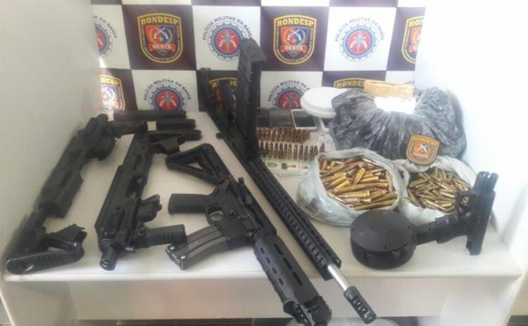 As armas, munições e drogas estavam enterrados em um tonel de 200 litros (Foto: Divulgação | SSP-BA)