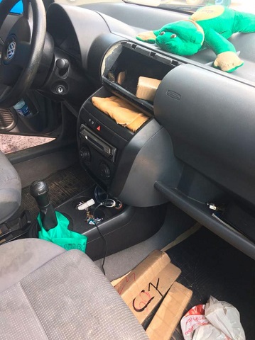 Cerca de 15 kg de maconha foram encontrados atrás do aparelho de som do veículo (Foto: Reprodução | Central de Flagrantes)