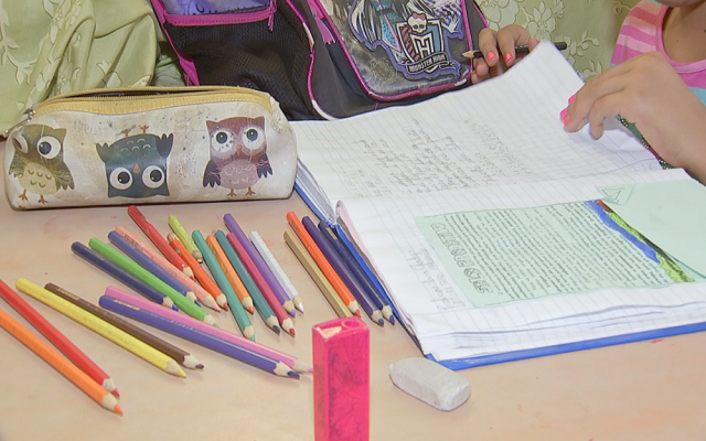 Compra do material escolar pesa no orçamento de muitas famílias no início do ano (Foto: Reprodução/TV TEM)
