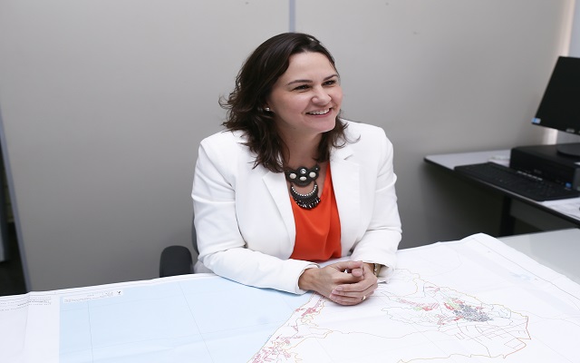 Secretária Juliana Paes, titular da Secretaria de Desenvolvimento Urbano (SEDUR)