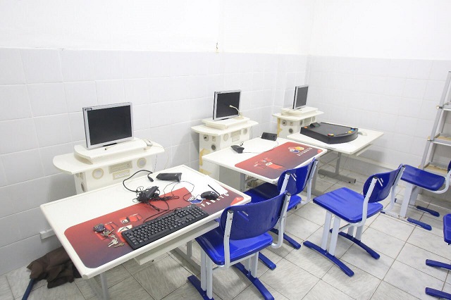 Bandidos arrombaram a sede da instituição e levaram os seis computadores usados para aula de informática