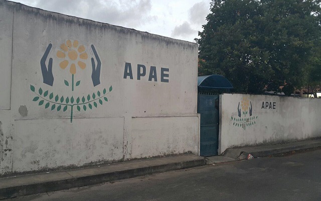 Foi registrada a ocorrência e a polícia já esteve no local para realizar a perícia