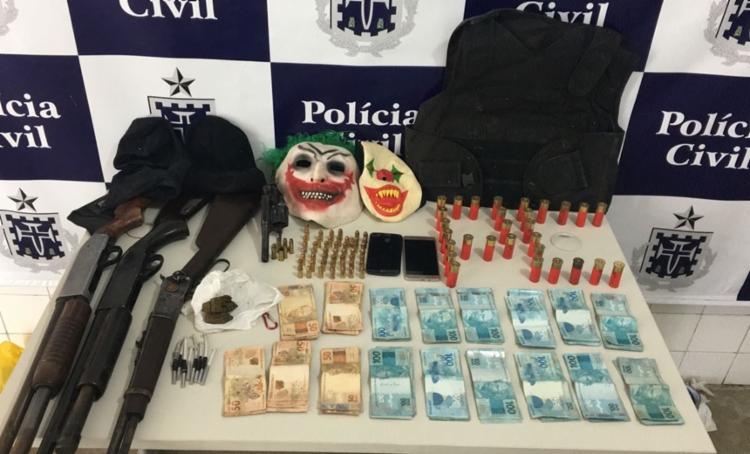 Armas, munições, dinheiro e mascaras de palhaço foram encontrados com o bando (Foto: Divulgação | Polícia Civil)