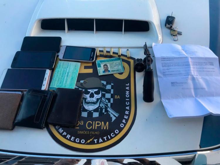 Foram encontrados com os suspeitos armas e aparelhos celulares (Foto: Divulgação | SSP)