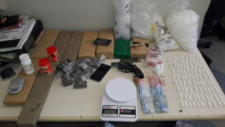 Foram apreendidos 10 quilos de maconha prensada, um quilo de cocaína pura, arma de fogo e munições (Foto: Divulgação | Polícia Militar)