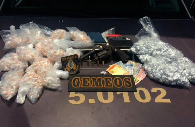 Foram apreendidos 999 pedras de crack, 237 trouxas de maconha, arma e munições