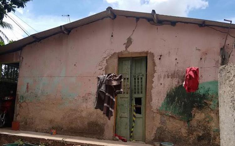 Homens encapuzados invadiram a casa pela porta dos fundos (Foto: Euzeni Daltro l Ag. A TARDE)