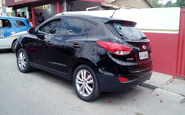 O casal estava dentro de um carro quando homens encapuzados chegaram atirando (Foto: Ney Silva/Acorda Cidade)