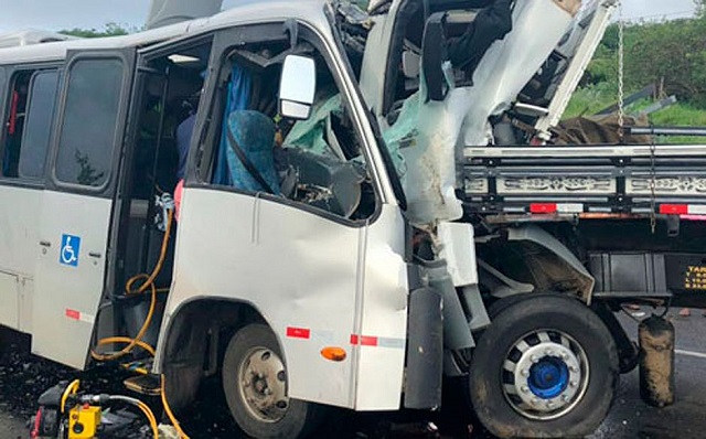 Caminhão bateu de frente com micro-ônibus na BR-116