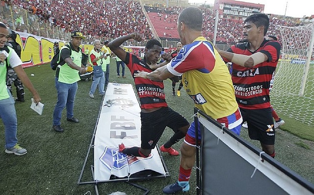 Após dança provocativa de Vinícius, rubro-negro perderam a cabeça e briga começou (Foto: Arisson Marinho/CORREIO)