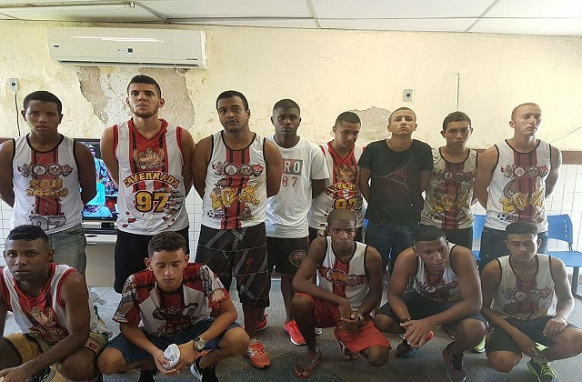 Treze torcedores do Vitória foram presos após briga no Centro (Foto: Divulgação)