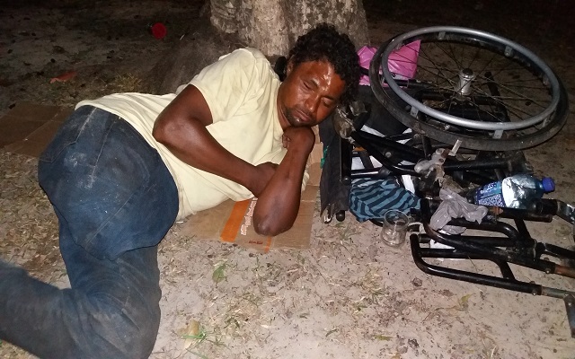 Natanael precisa de dinheiro para passagens, alimentação, roupas e o concerto da sua cadeira-de-rodas, ou uma nova