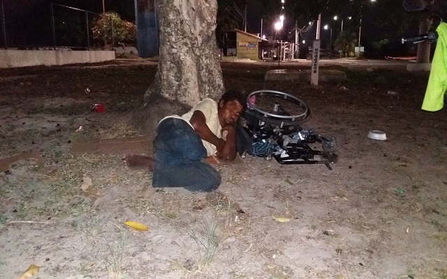 Natanael Jesus Sousa, 28 anos, passava o dia e a noite embaixo duma árvore, nas imediações do Hospital Geral da Cidade (HGC)