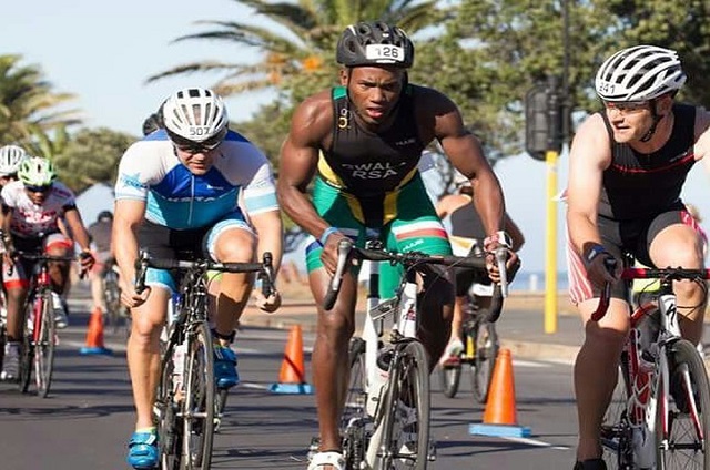O triatleta Mhlengi Gwala foi brutalmente atacado na África do Sul (Foto: Reprodução)