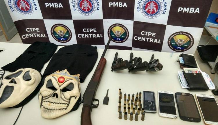 Armas e celulares foram apreendidas com o grupo (Foto: Divulgação)