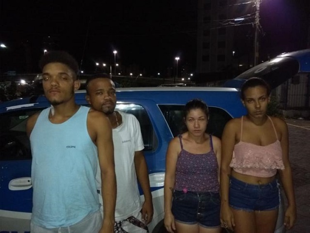 Os casais foram apresentados na Central de Flagrantes (Foto: Reprodução)