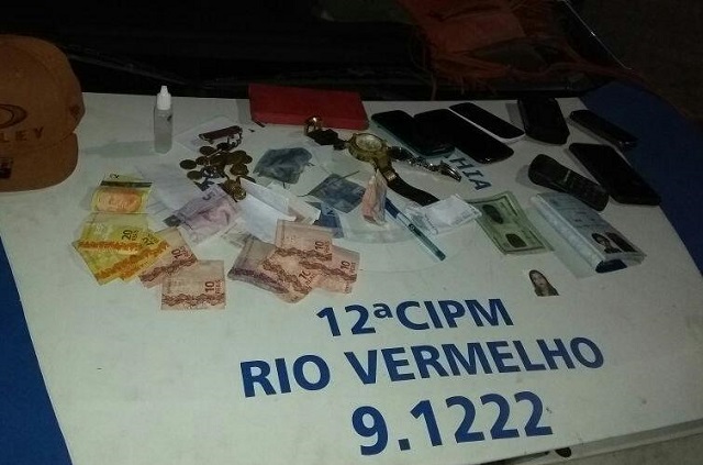 Com os suspeitos foram recuperados dinheiro, celulares, relógio e documentos (Foto: Divulgação | SSP)
