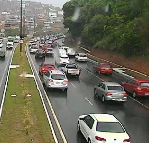 Trânsito lento na avenida Luís Eduardo Magalhães, sentido Retiro (Foto: Reprodução)