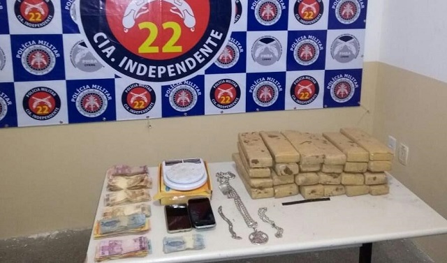 Material estava com trio de criminosos, responsável pela distribuição e contabilidade da quadrilha de tráfico (Foto: Divulgação)