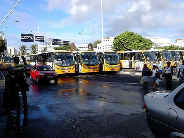 Durante a retirada dos ônibus da região, os trabalhadores informaram que vão levar os veículos para as garagens e não circularão mais nesta segunda (Foto: Reprodução)