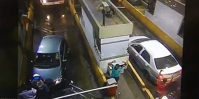 Assaltante chegou a atirar para cima na praça do pedágio (Foto: Reprodução)