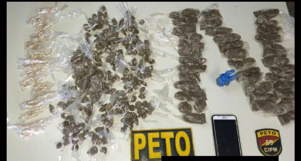 Com o homem, foram encontradas drogas como maconha e crack (Foto: Reprodução)