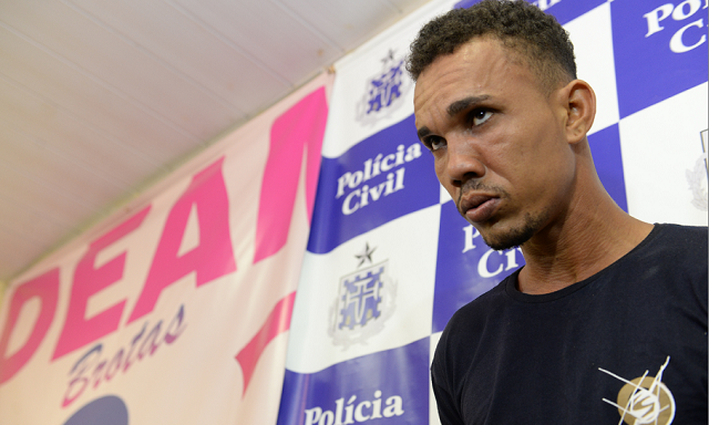 O açougueiro Rafael Santos, 28, ao ser apresentado pela polícia (Foto: Betto Jr./CORREIO)