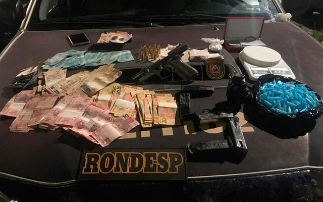 Armas e drogas estavam dentro de mochila do casal, diz polícia (Foto: Divulgação / SSP)