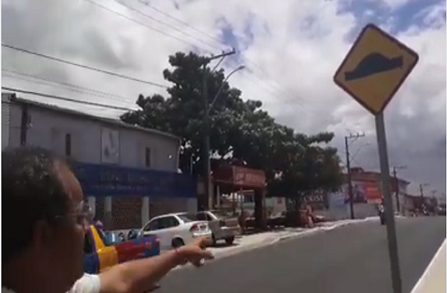 Placa sinalizadora de que há – e havia – um quebra-molas, porém não se sabe o motivo por que foi retirado e mantido só a sinalização (Imagem Reprodução)