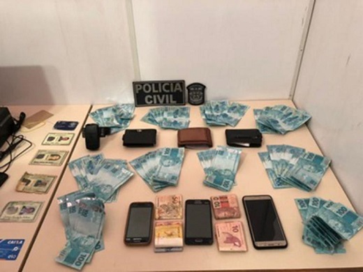 Quantia e materiais apreendidos foram encaminhadas para perícia (Foto: Reprodução | Polícia Civil)