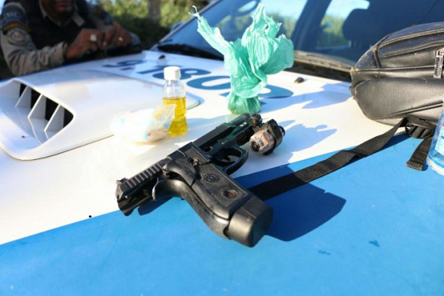 Uma arma e outros materiais foram apreendidos com o suspeito (Foto: Divulgação)