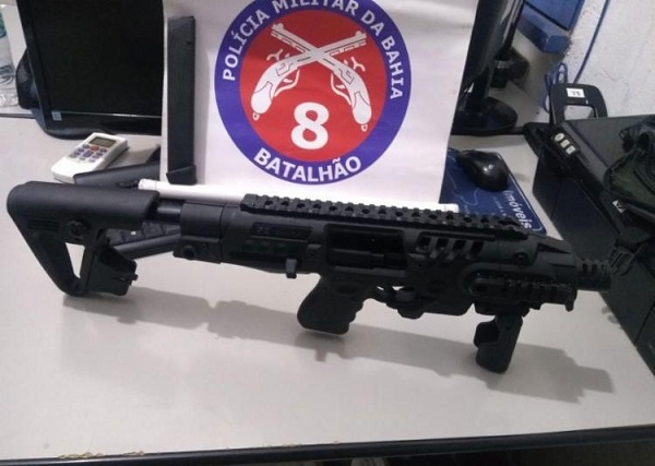 Policiais militares também acharam coletes balísticos e armas no local (Foto: Divulgação)