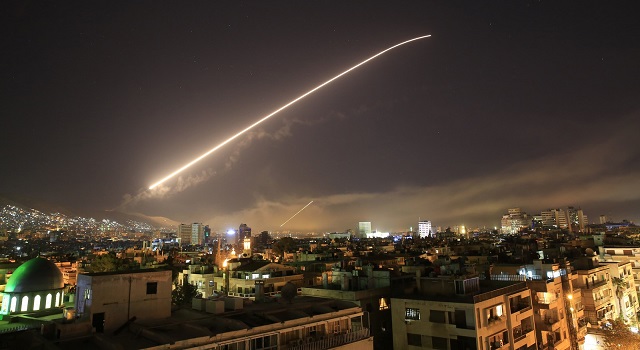 Imagem do céu de Damasco nas primeiras horas do dia 14 de abril durante ofensiva dos Estados Unidos (Foto: AP Photo | Hassan Ammar)