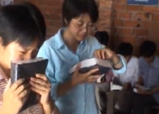 É lindo de ver. Parece que sabem que um dia ainda que quisessem isso não será mais possível (Foto: Print | YouTube)