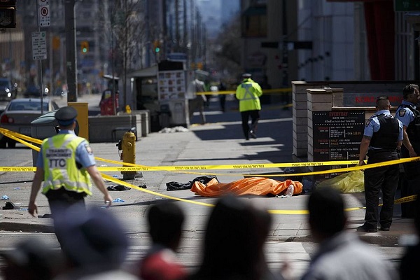 Suposto autor foi detido por apenas um agente de polícia de Toronto, sem necessidade de disparar um só tiro (Foto: AFP)
