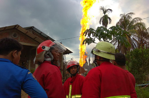 Coluna de fogo é rastro do incêndio com operários em jazida de petróleo (Foto: AFP)