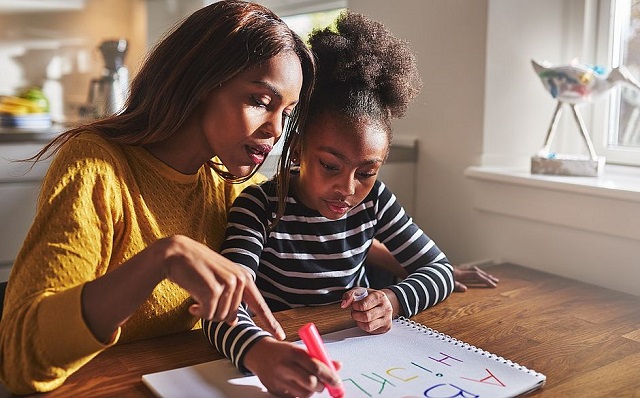 Uma criança que estuda em escola particular consegue ser alfabetizada aos seis anos, já um estudante da escola pública só consegue se alfabetizar aos oito anos (Foto: Divulgação)