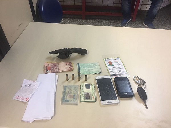 Com a dupla foram apreendidos um revólver calibre 38, munições e porções de maconha (Foto: Divulgação | SSP)