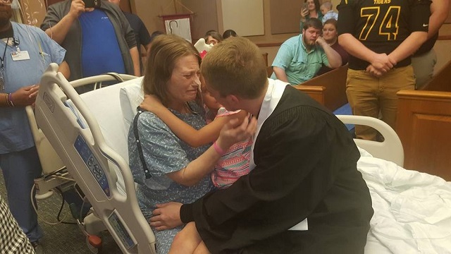 Stephanie Northcott abraça filho em cama durante formatura em hospital (Foto: Reprodução | Facebook | Julie Northcott)