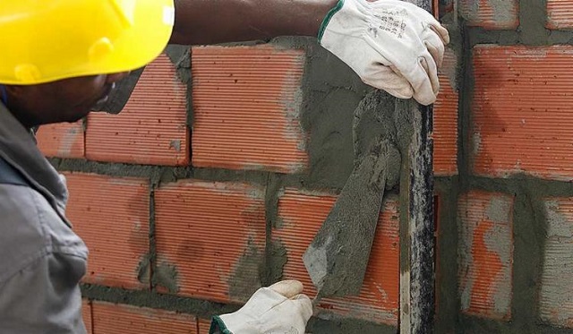 Pedreiro disse que recisão foi assinada em sala com seguranças armados (Foto: Reprodução)