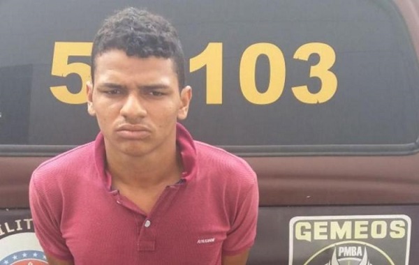 João Batista Neto tentava entrar em ônibus armado quando foi preso (Foto: Divulgação)
