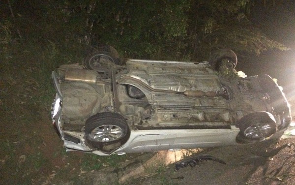 Grupo capotou carro e trocou tiros com policiais, após assaltar ônibus escolar na Bahia (Foto: Divulgação/SSP-BA)