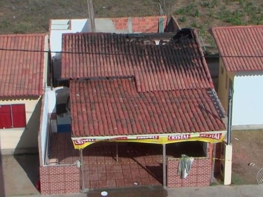 Homem ateou fogo na própria casa e matou familiares em Feira de Santana, em janeiro de 2017 (Foto: Reprodução | TV Subaé)