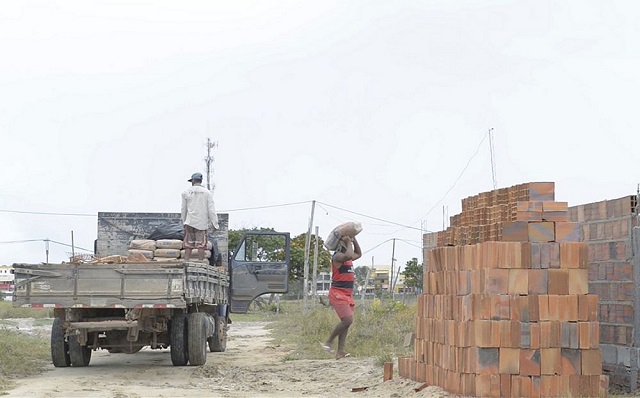 Casas continuam a ser erguidas no local, mesmo após decisão da Justiça (Foto: Yuri Rosat | CORREIO) Casas continuam a ser erguidas no local, mesmo após decisão da Justiça (Foto: Yuri Rosat | CORREIO)