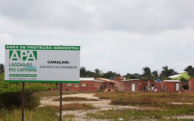 Mesmo com placa que indica se tratar de uma Área de Proteção Ambiental (APA), local é tomado por dezenas de imóveis (Foto: Yuri Rosat | CORREIO)