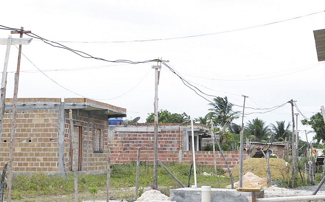 Ligações de energia clandestinas são usadas por moradores (Foto: Yuri Rosat | CORREIO)