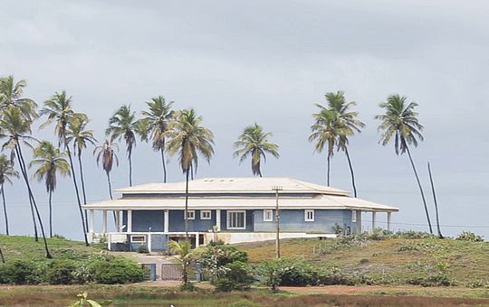 Mansão construída em área de dunas dersreipeita lei ambiental (Foto: Yuri Rosat | CORREIO)