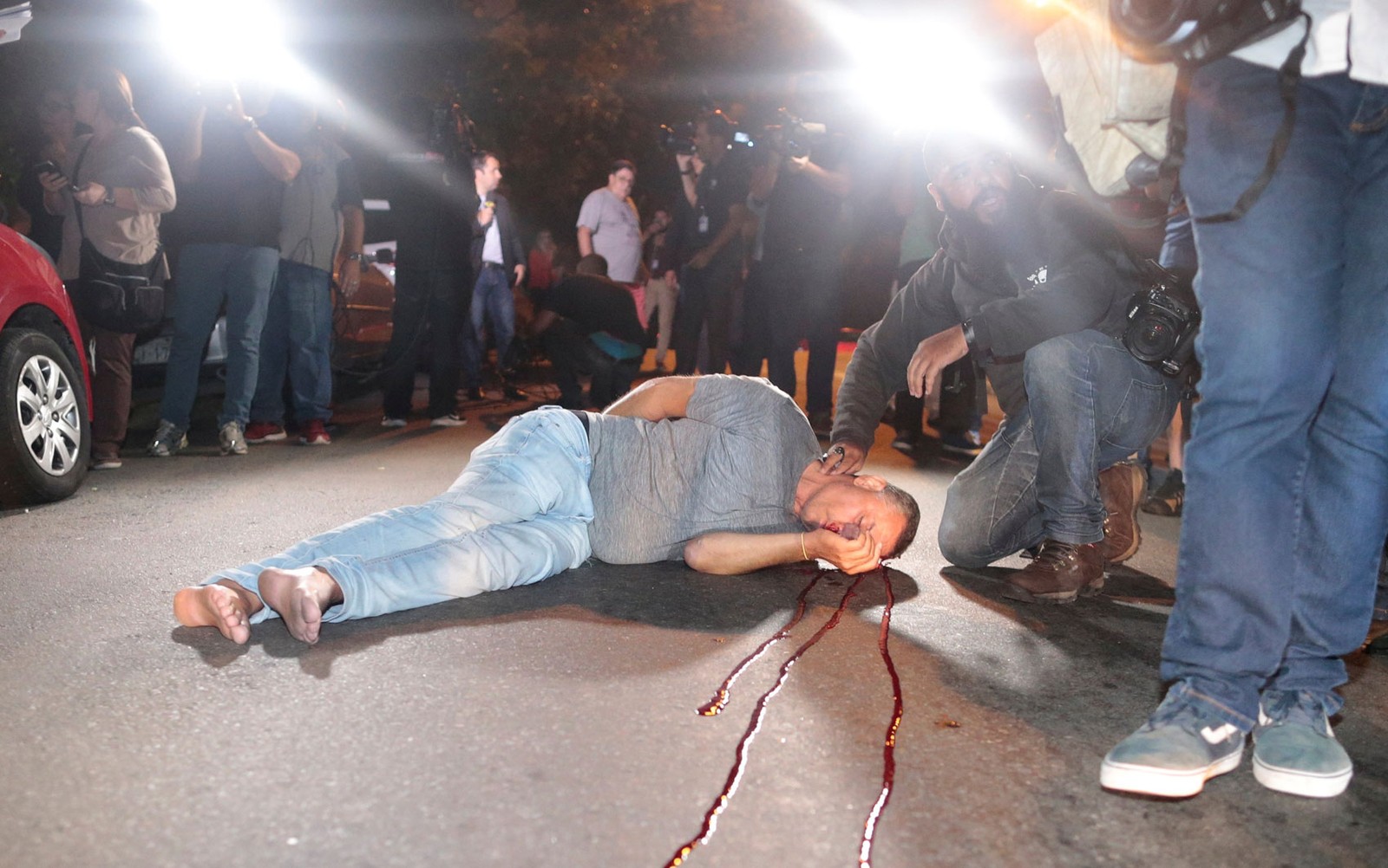 Homem fica ferido após se chocar com caminhão em frente ao Instituto Lula (Foto: Leonardo Benassatto/Reuters)
